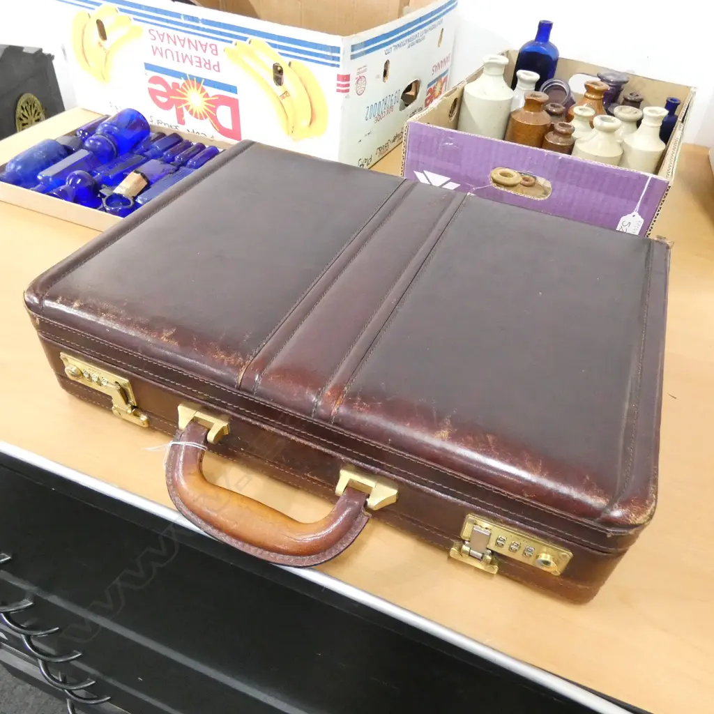 VINTAGE ITALIAN LEATHER BRIEFCASE, L. 455MM Image 1++