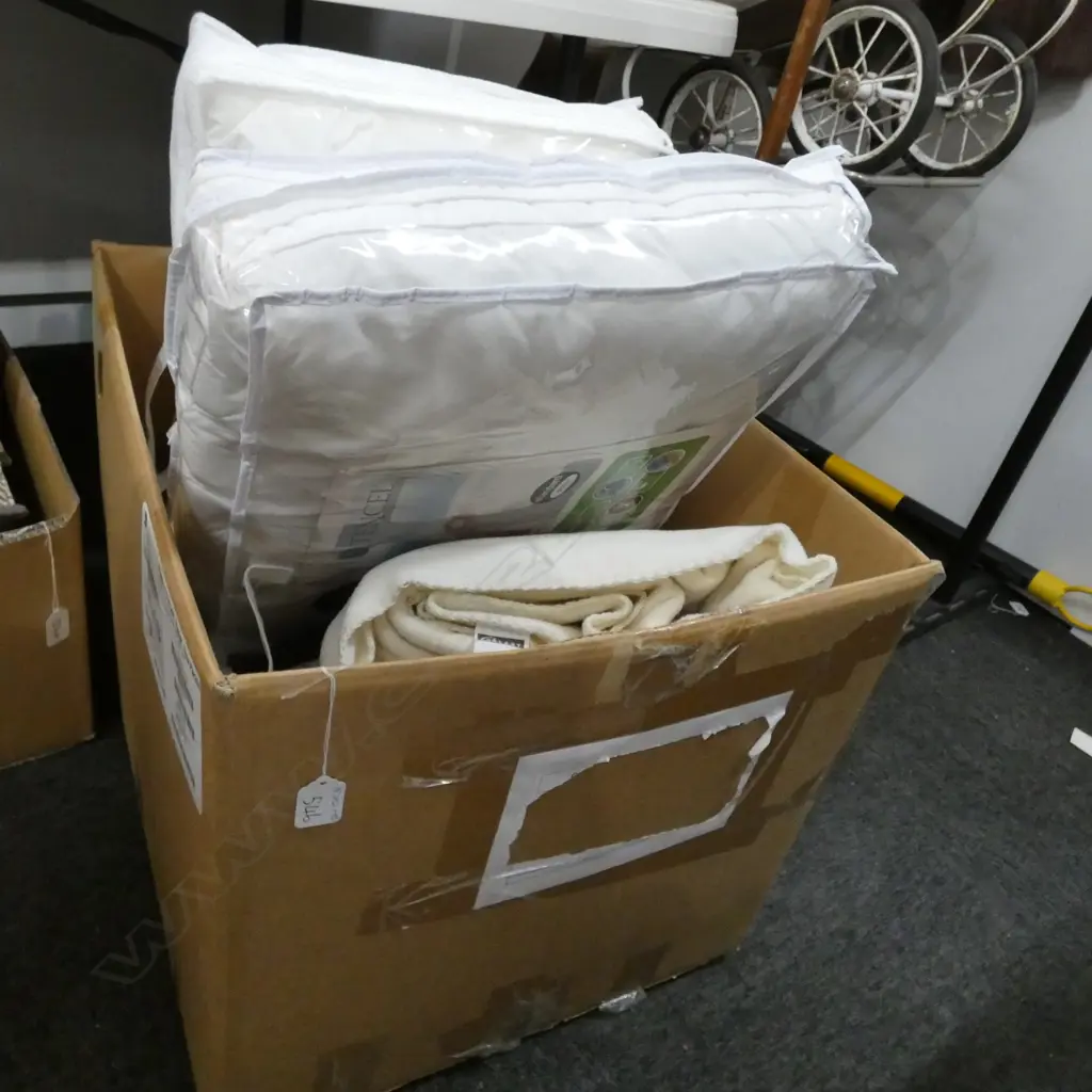 2X AS NEW STANDARD PILLOWS + ASSORTED LINENS (AF) Image 1++