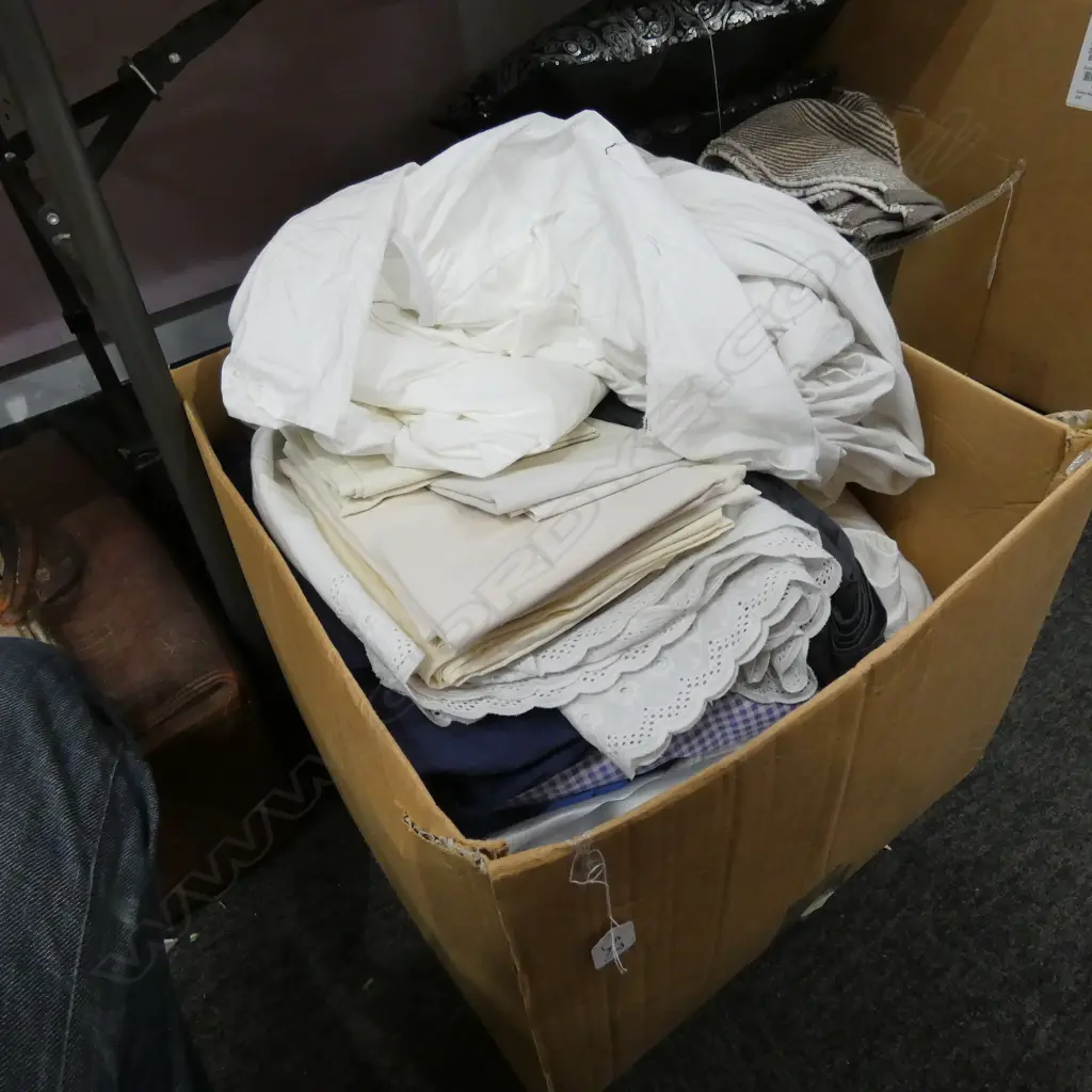 BOX LOT ASSORTED BED LINENS (AF) Image 1++