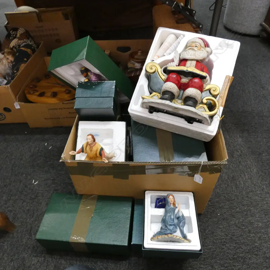 FRANKLIN MINT NATIVITY SCENE + SANTA Image 1++