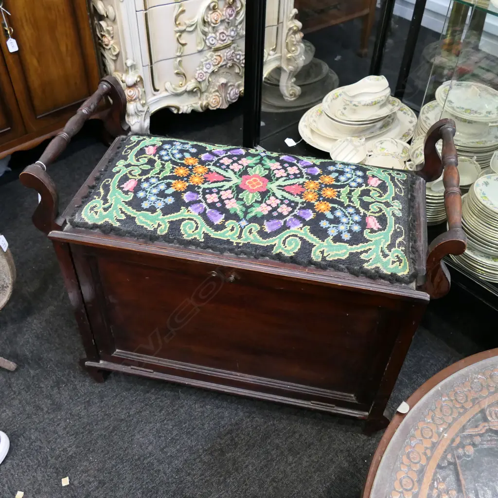 NEEDLEWORK UPHOLSTERED STOOL L. 710MM Image 1++
