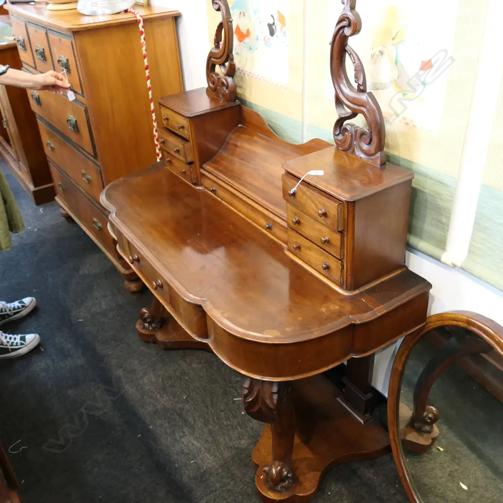 VICTORIAN MAHOGANY DRESSING TABLE WITH MIRROR W. 1200MM Image 1++