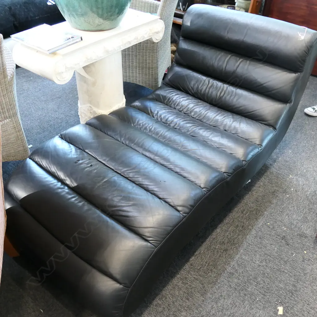 BLACK LEATHER CHAISE LOUNGE Image 1++