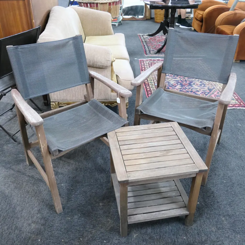 2 OUTDOOR CHAIRS + SMALL TABLE Image 1++