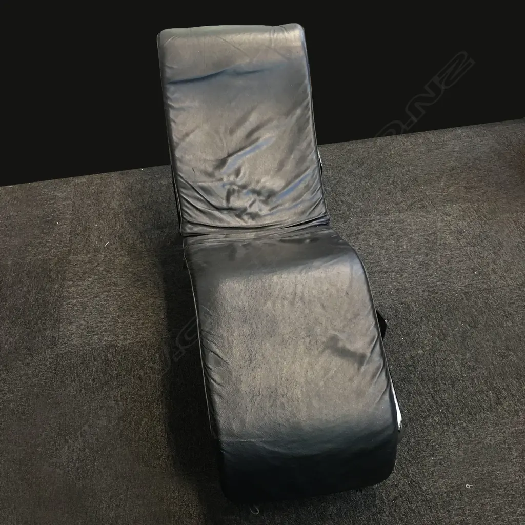REPRODUCTION CORBUSIER CHAISE LOUNGE, IN BLACK LEATHER & CHROME Image 1++