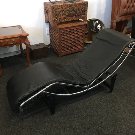 REPRODUCTION CORBUSIER CHAISE LOUNGE, IN BLACK LEATHER & CHROME