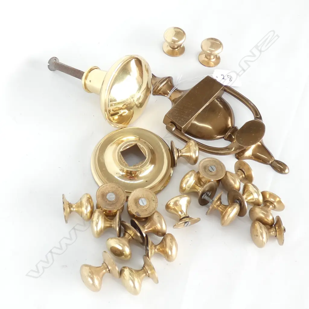 BRASS DOOR KNOB, KNOCKER & 20 KNOBS Image 1++
