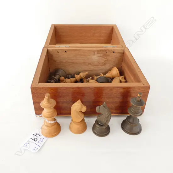 COMPLETE SET BOXWOOD STAUNTON PATTERN CHESS PIECES IN BOX