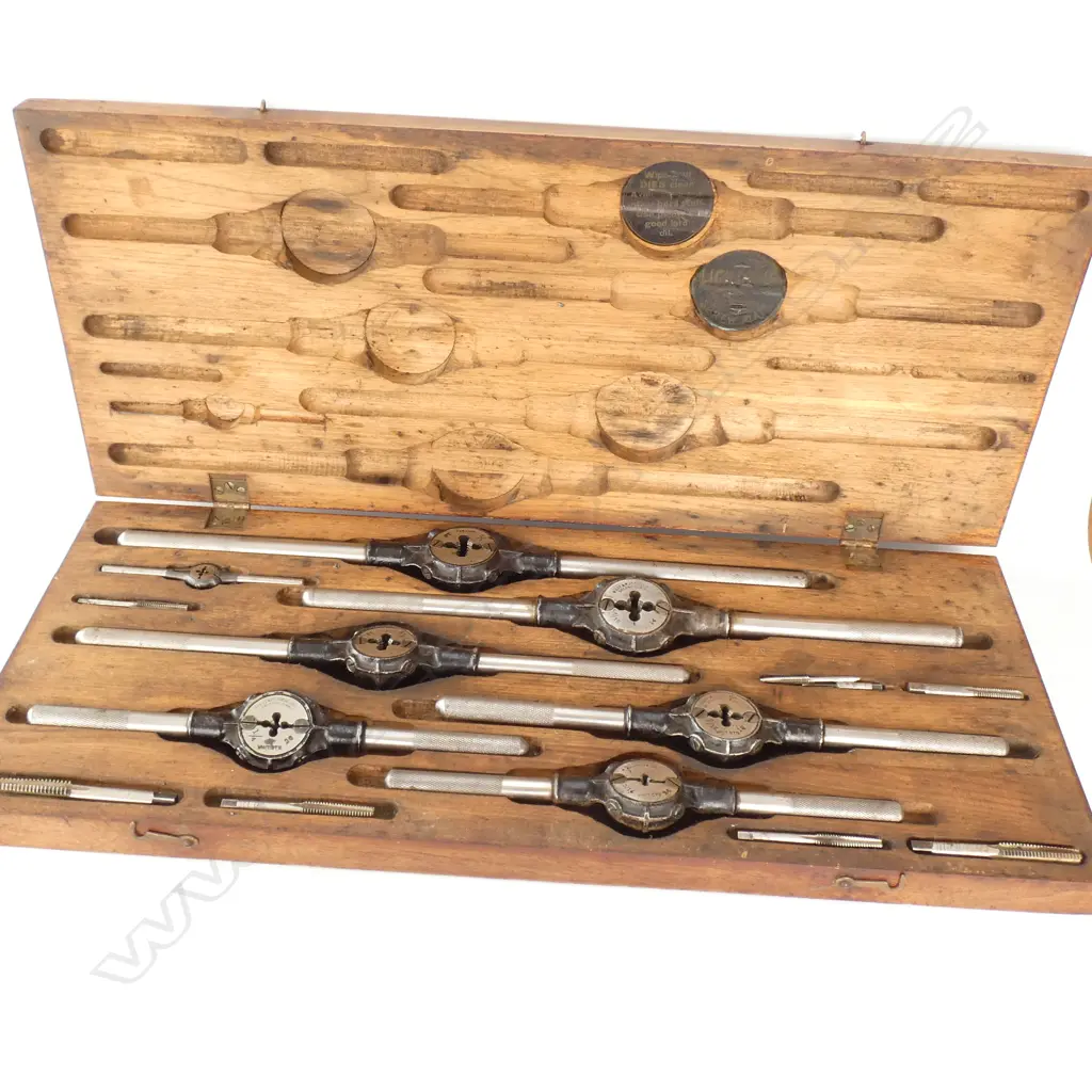 VINTAGE WHITWORTH TAP & DIE SET CASED L. 625MM Image 1++