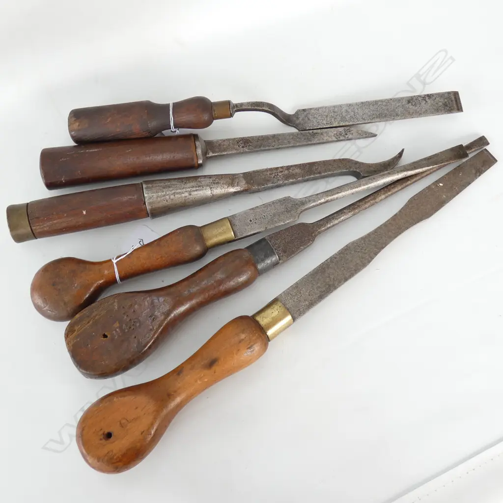 6 VINTAGE CHISELS / CARPENTRY TOOLS L. 430MM Image 1++