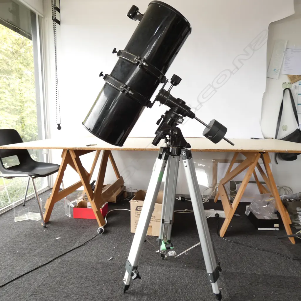 TELESCOPE ON TRIPOD Image 1++