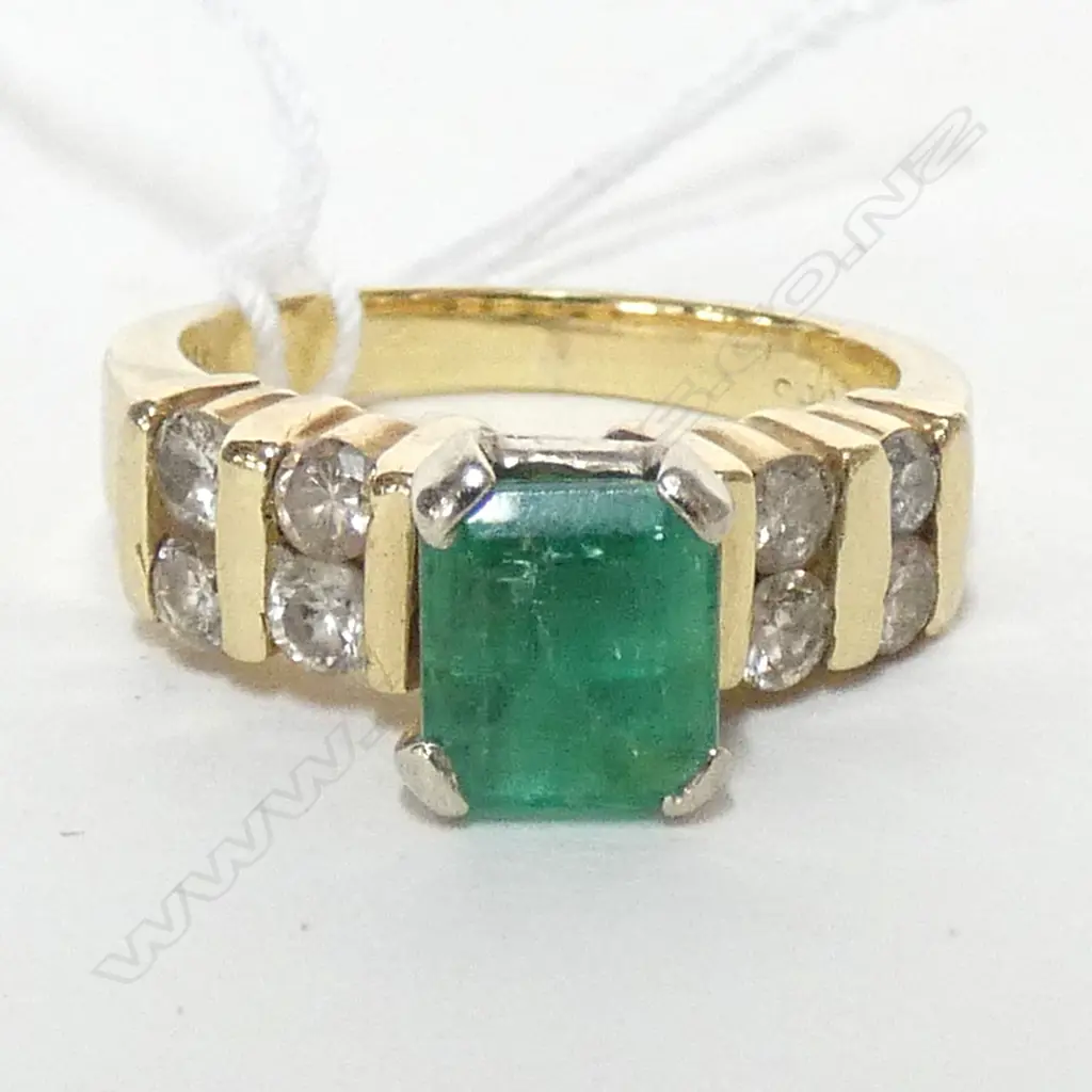 14CT GOLD EMERALD & DIAMOND RING Image 1++