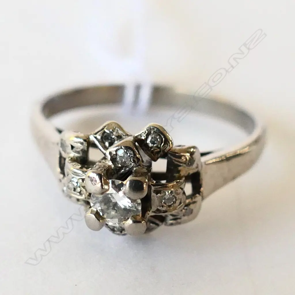 UNMARKED WHITE GOLD AND DIAMOND CLUSTER RING Image 1++