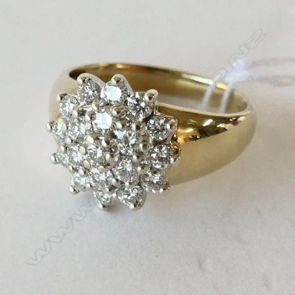 9CT DIAMOND CLUSTER RING Image 1++