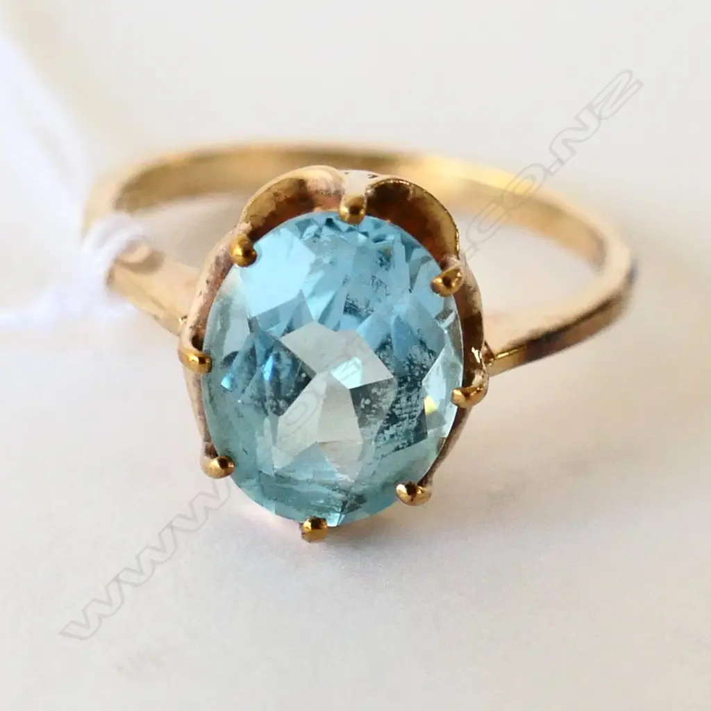 9CT GOLD AND BLUE TOPAZ RING Image 1++