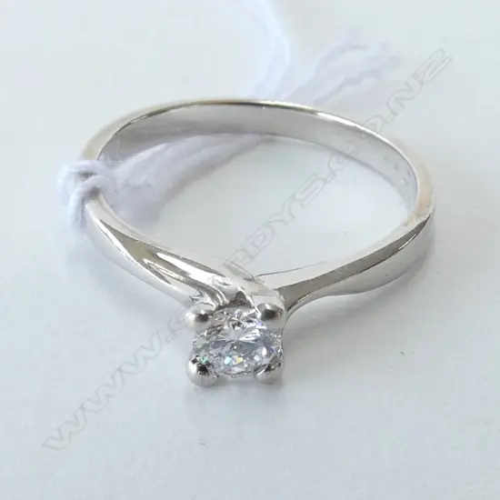 18CT WHITE GOLD DIAMOND SOLITAIRE RING WITH APPRAISAL