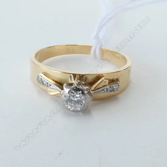 18CT PLAT DIAMOND SOLITAIRE RING WITH APPRAISAL