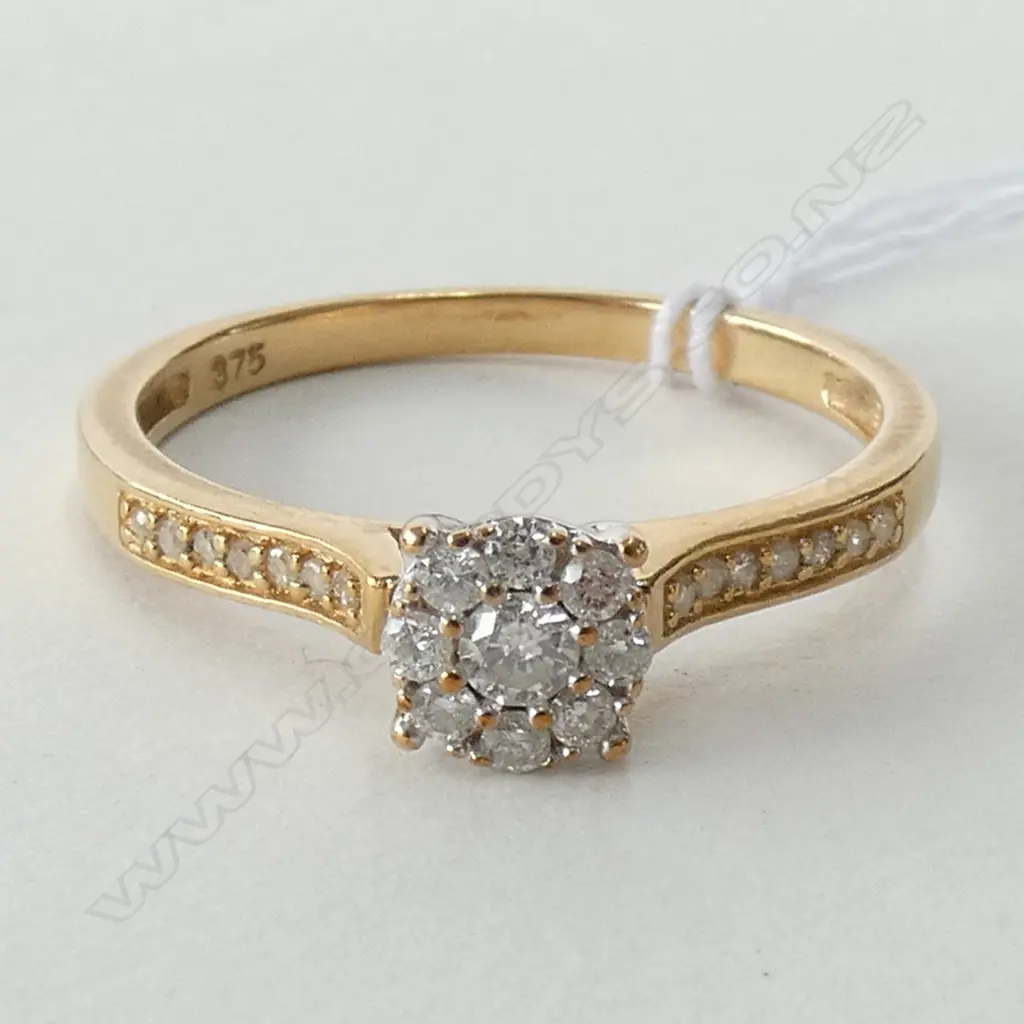 9CT YELLOW AND WHITE GOLD CLUSTER DIAMOND RING WITH APPRAISAL Image 1++