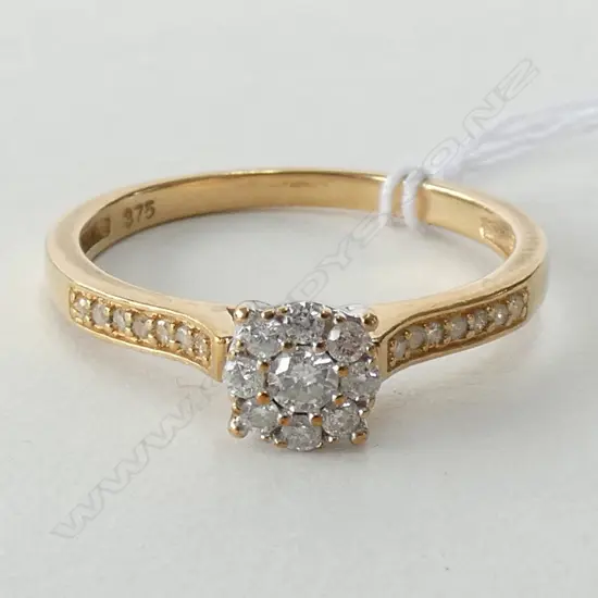 9CT YELLOW AND WHITE GOLD CLUSTER DIAMOND RING WITH APPRAISAL