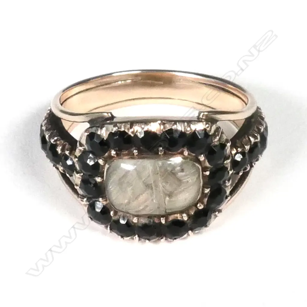 A Georgian 8ct gold and jet mourning ring Image 1++