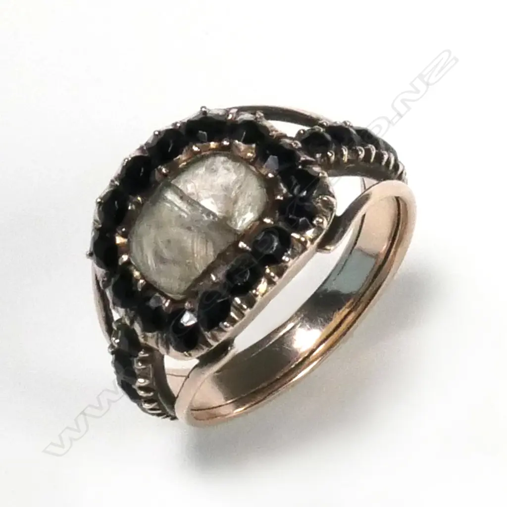 A Georgian 8ct gold and jet mourning ring Image 1++