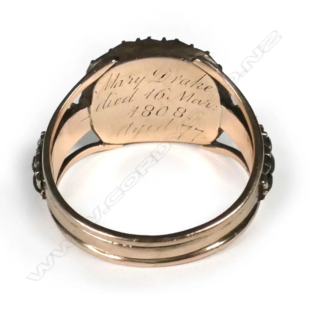 A Georgian 8ct gold and jet mourning ring Image 1++