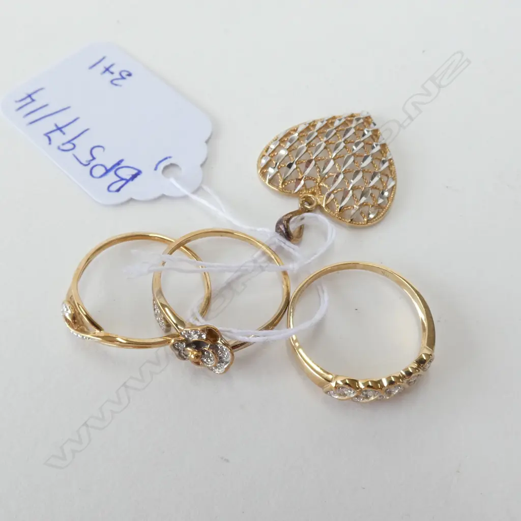 3 9CT GOLD RINGS & PENDANT 4 GRAMS TOTAL Image 1++