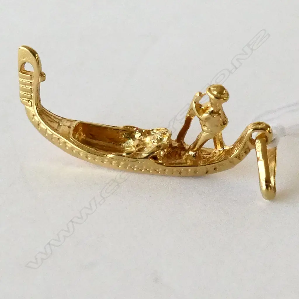 18CT GOLD GONDOLA CHARM 4.3gms Image 1++