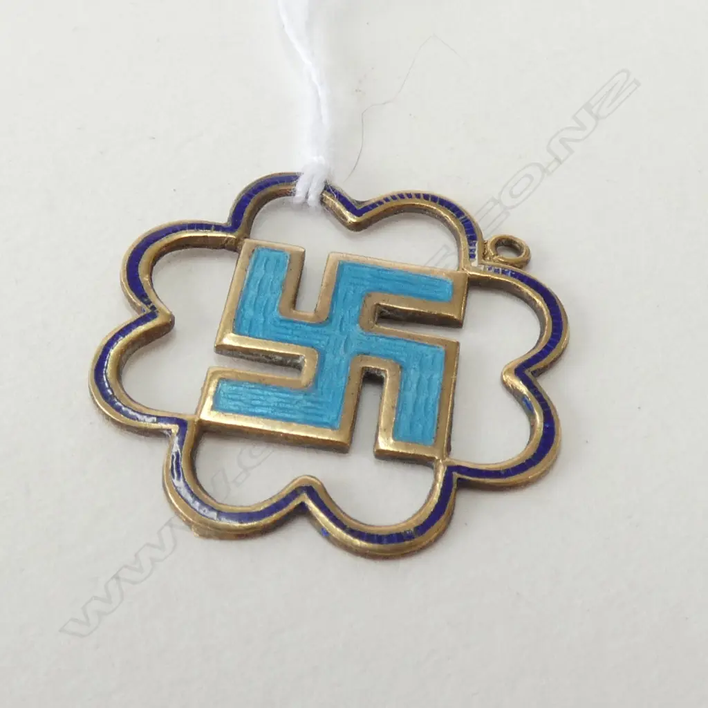 SMALL SILVER GILT AND ENAMEL PENDANT Image 1++