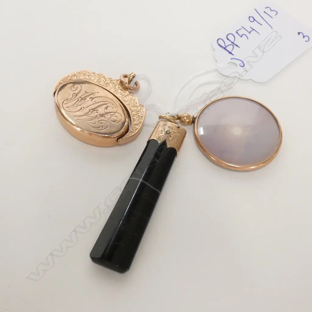 3 9CT PENDANTS; AGATE, BLOODSTONE FOB, CLOCKFACE Image 1++