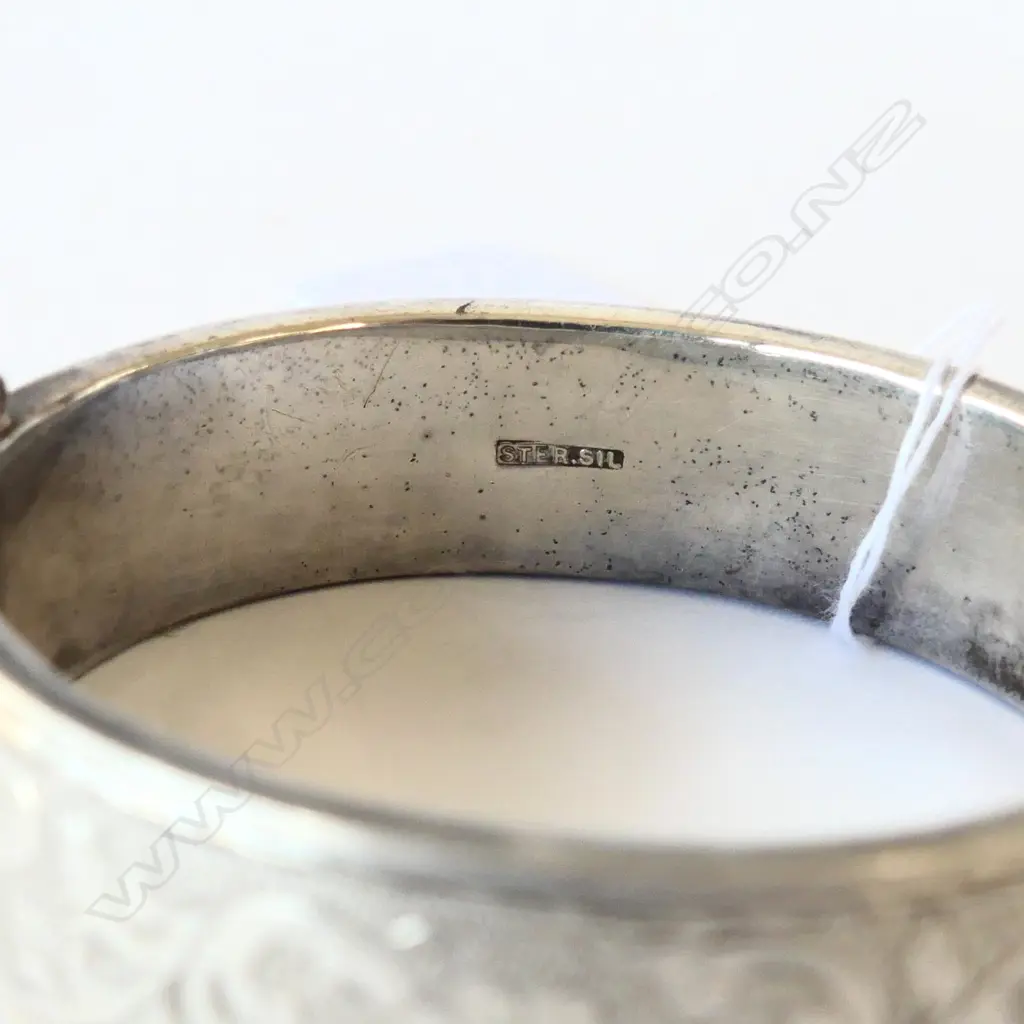 SILVER HINGED BANGLE Image 1++