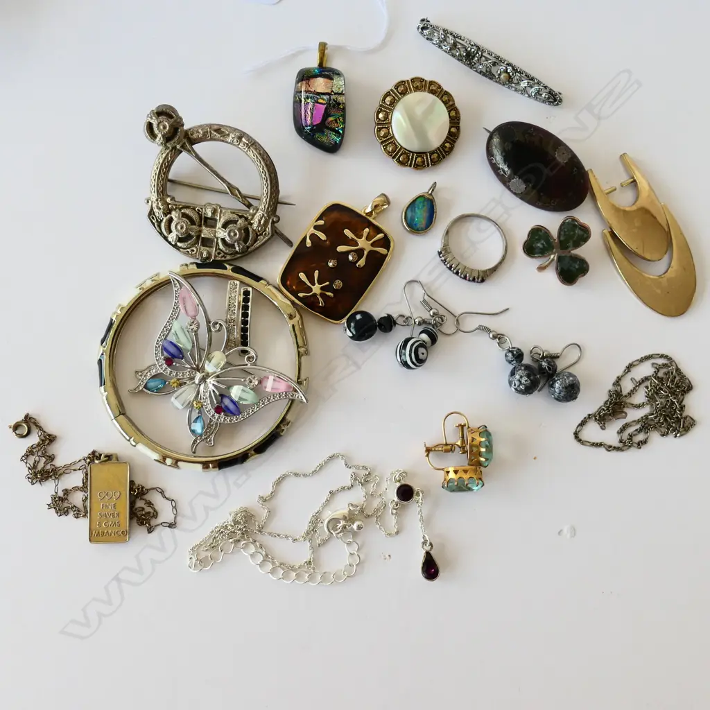 ASSORTED JEWELLERY ITEM, INCLUDING 9CT GOLD EARRINGS AND STERLING SILVER ITEMS Image 1++