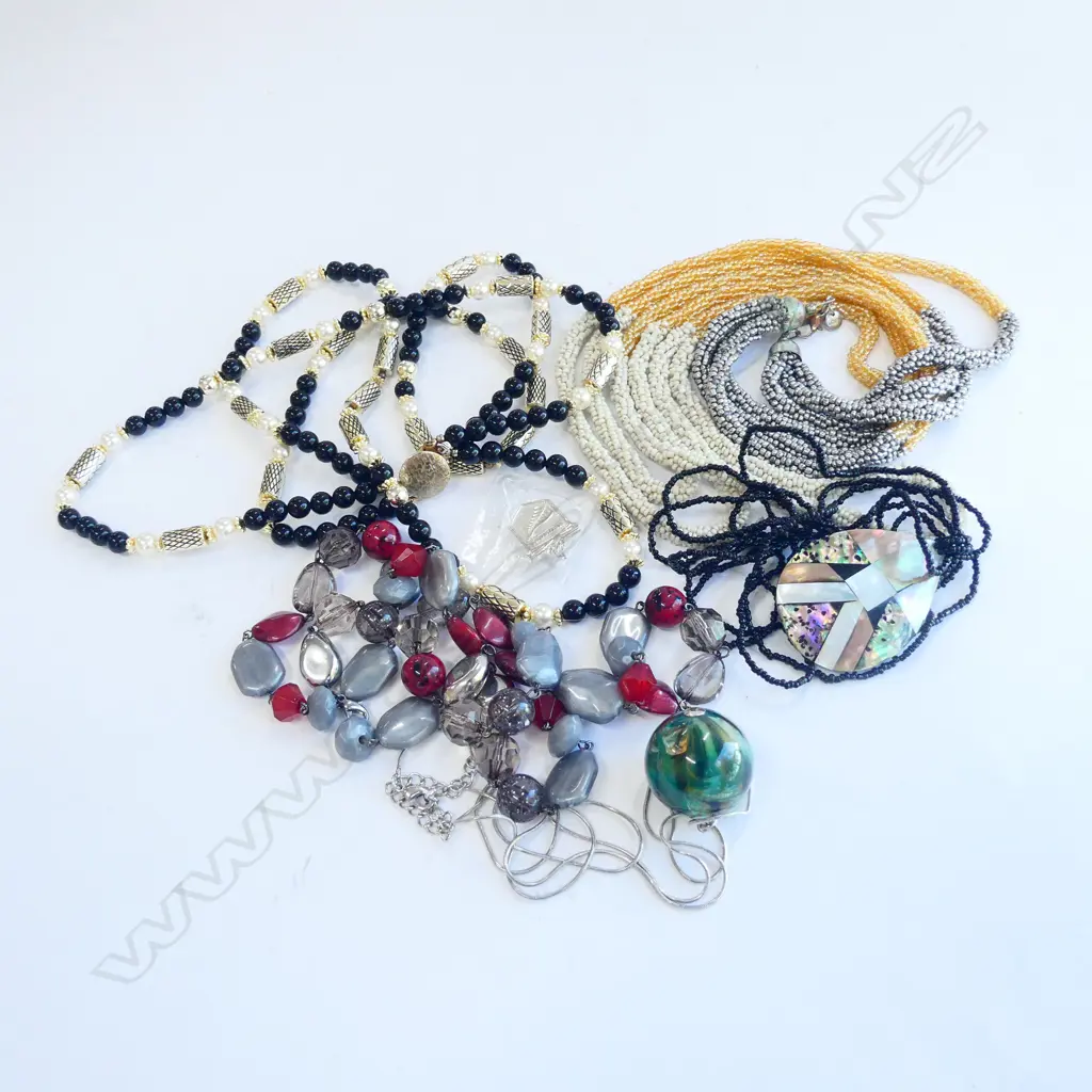 BAG OF COSTUME JEWELRY Image 1++
