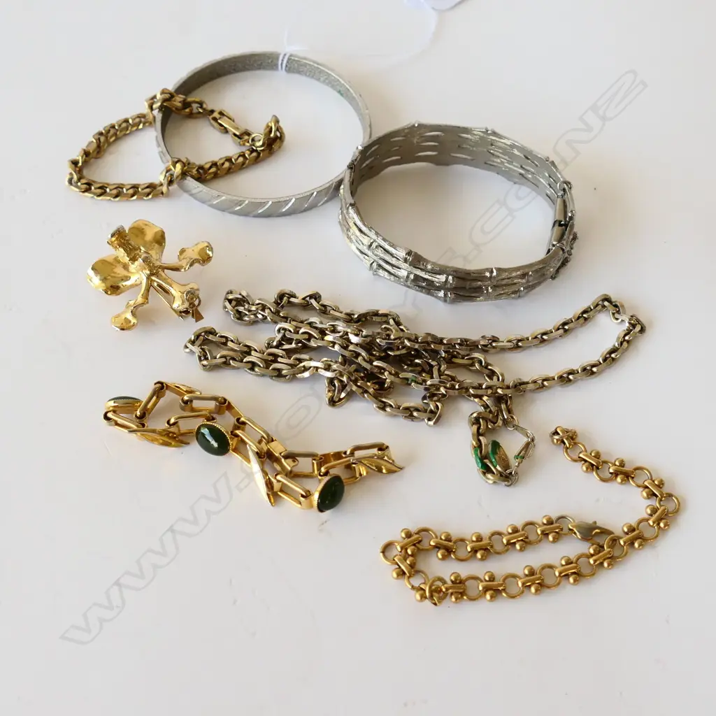 BAG OF ASSORTED COSTUME JEWELLERY Image 1++
