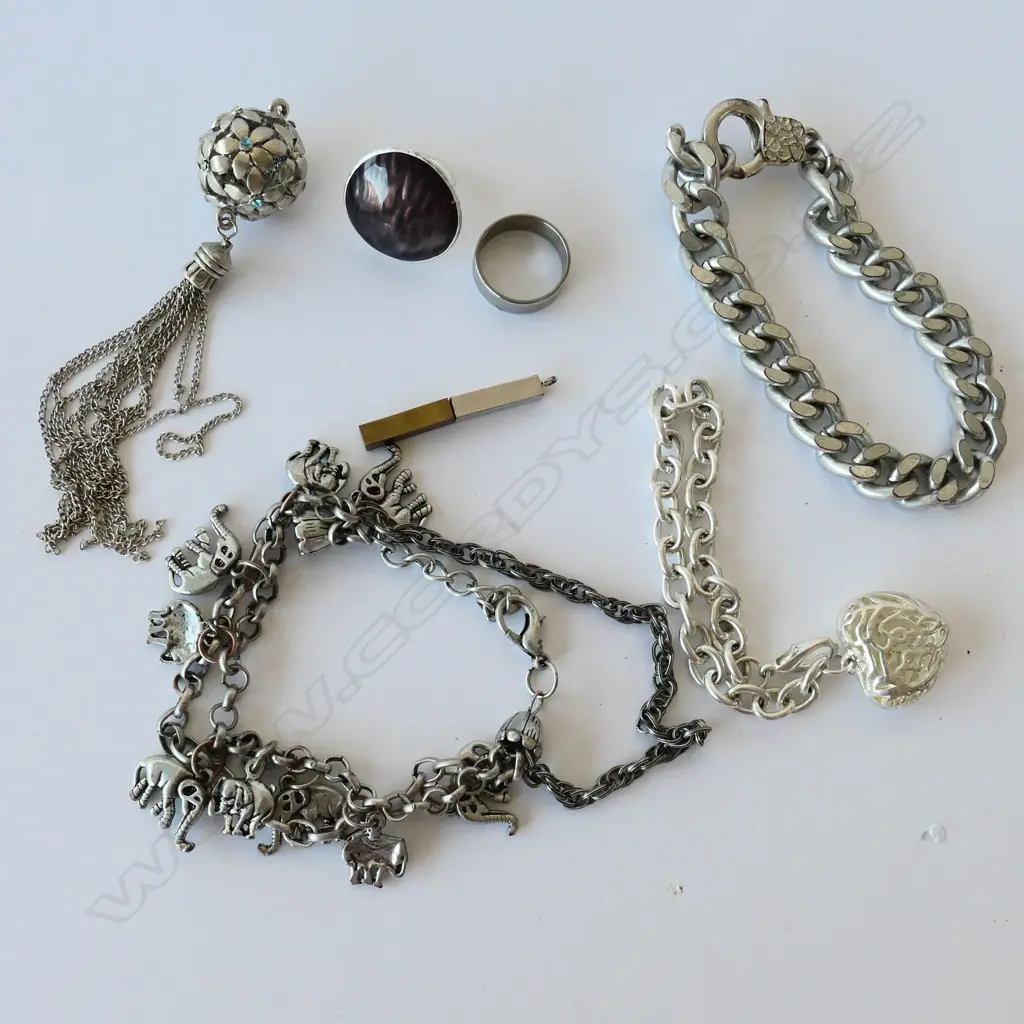 ASSORTED SILVER JEWELLERY AND A GENT'S PLATED BRACELET Image 1++