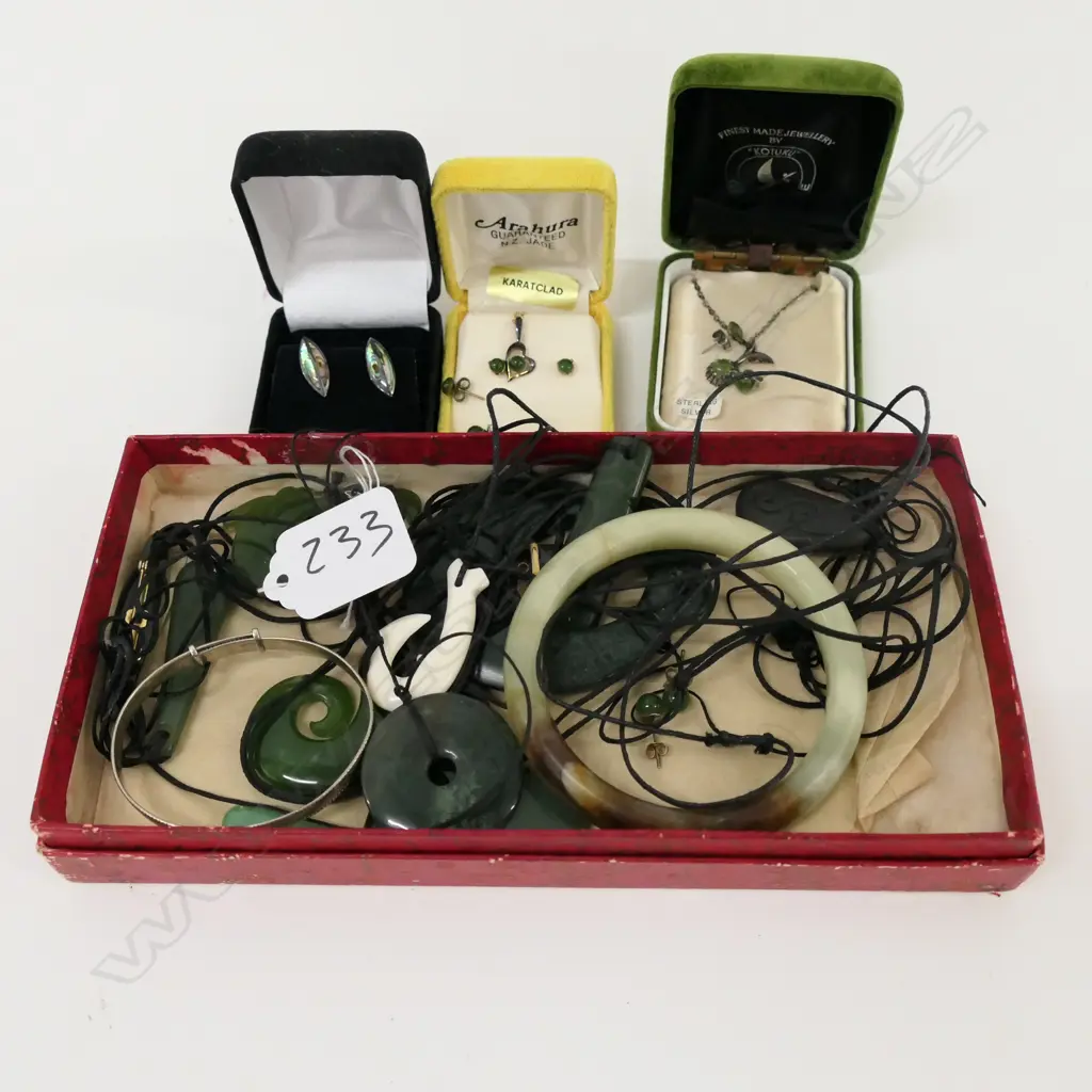 COLLECTION OF JADE PENDANTS, BRACELET, EARRINGS ETC Image 1++