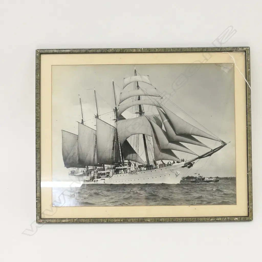 NZ WEEKLY NEWS PHOTOGRAPHS BY IAN MASON 'THE ESMERALDA' Image 1++