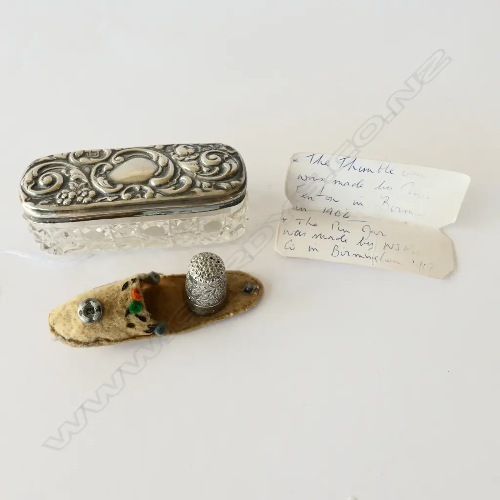 EDWARDIAN SILVER THIMBLE & EDWARDIAN SILVER LIDDED CRYSTAL DRESSING TABLE POT Image 1++