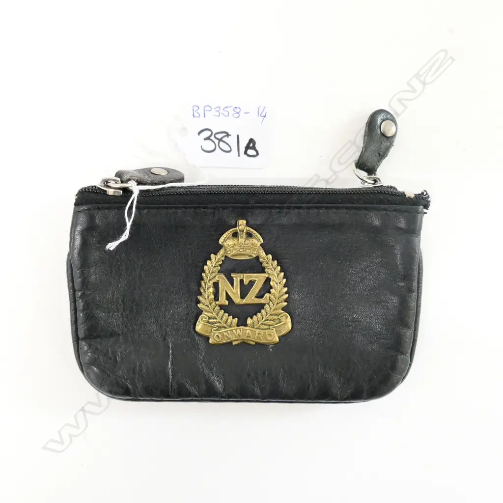 LEATHER COIN PURSE WITH NZ ARMY BADGE Image 1++