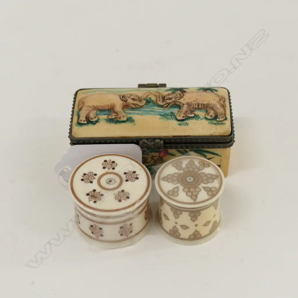 3 IVORY & BONE LIDDED BOXES  Image 1++
