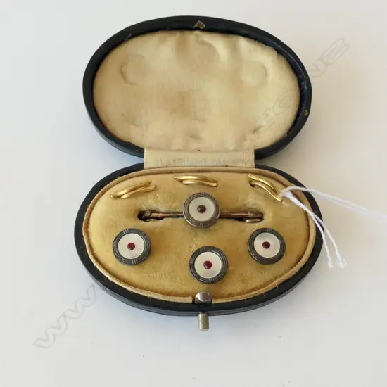 BOXED BUTTON SET