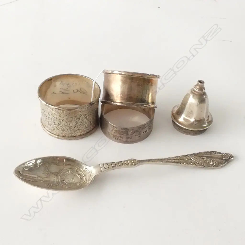 5 PCES STG SILVER; 3 NAPKIN RINGS, SPOON & LID TOTAL WEIGHT 109 GRAMS Image 1++