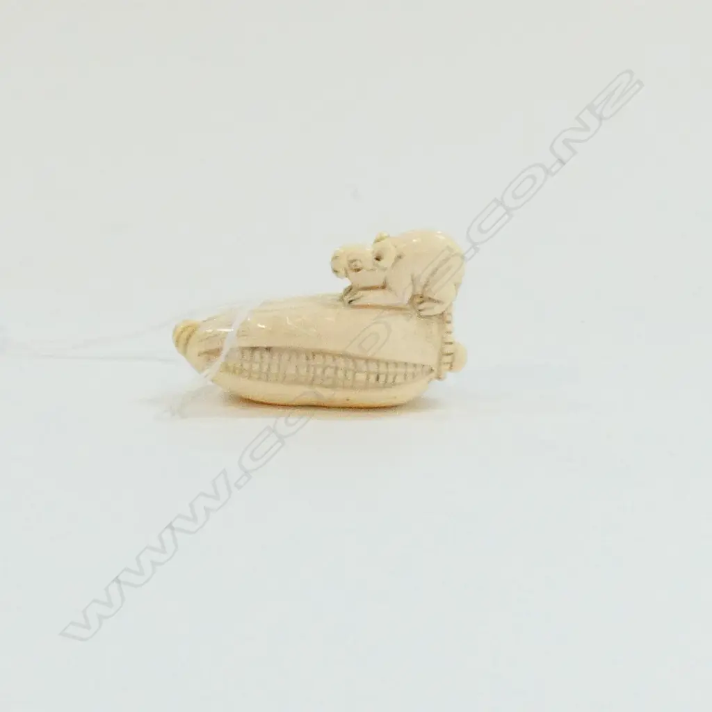 JAPANESE CARVED IVORYNETSUKE RAT & CORN COB Image 1++