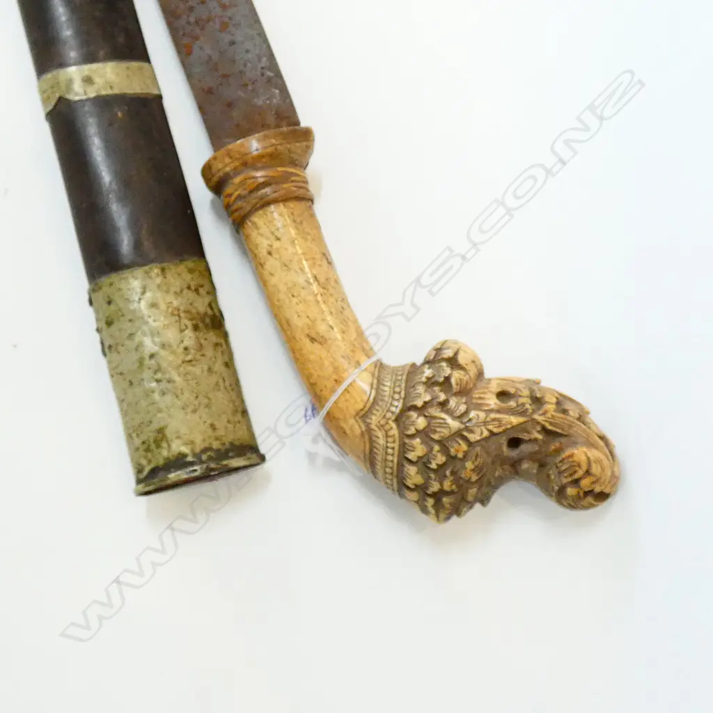 OLD PENDANG CARVED BONE HANLED INDONESIAN SWORD Image 1++