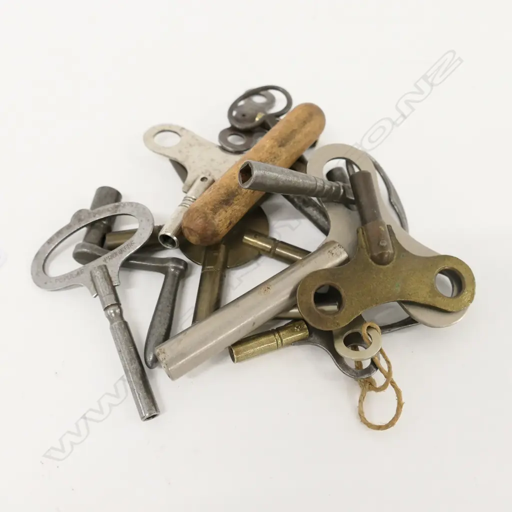 COLLECTION OF VINTAGE CLOCK KEYS  Image 1++
