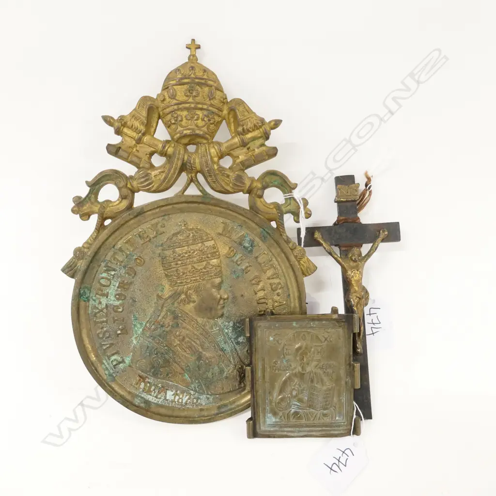 3 RELIGIOUS COLLECTABLES; CROSS, ICON, PLAQUE 1875 H. 230MM Image 1++