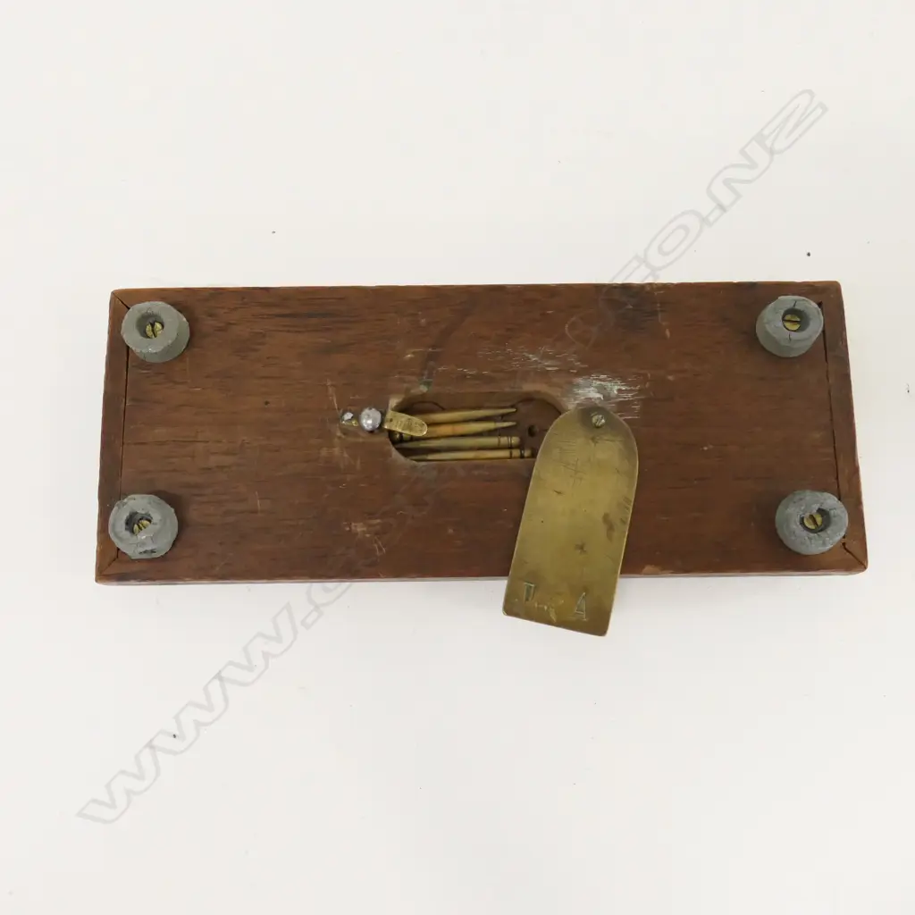 OLD BRASS & HARDWOOD CRIBBAGE BOARD PCES ENCLOSED IN BASE Image 1++