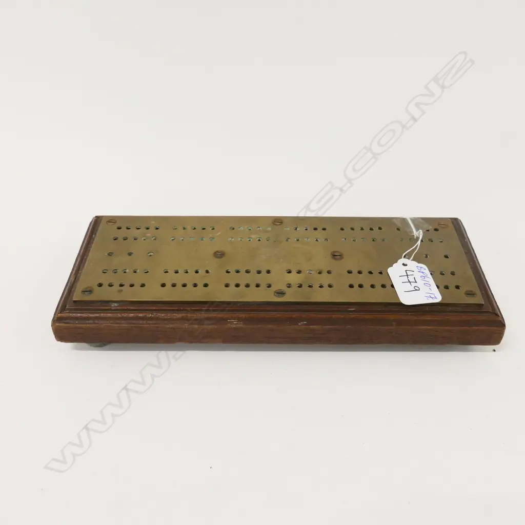 OLD BRASS & HARDWOOD CRIBBAGE BOARD PCES ENCLOSED IN BASE Image 1++