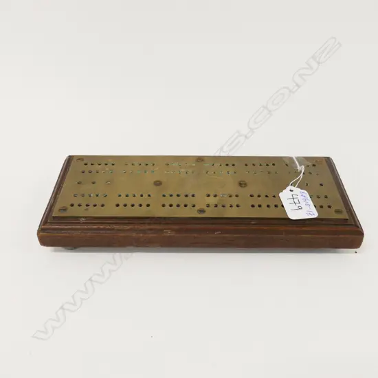 OLD BRASS & HARDWOOD CRIBBAGE BOARD PCES ENCLOSED IN BASE