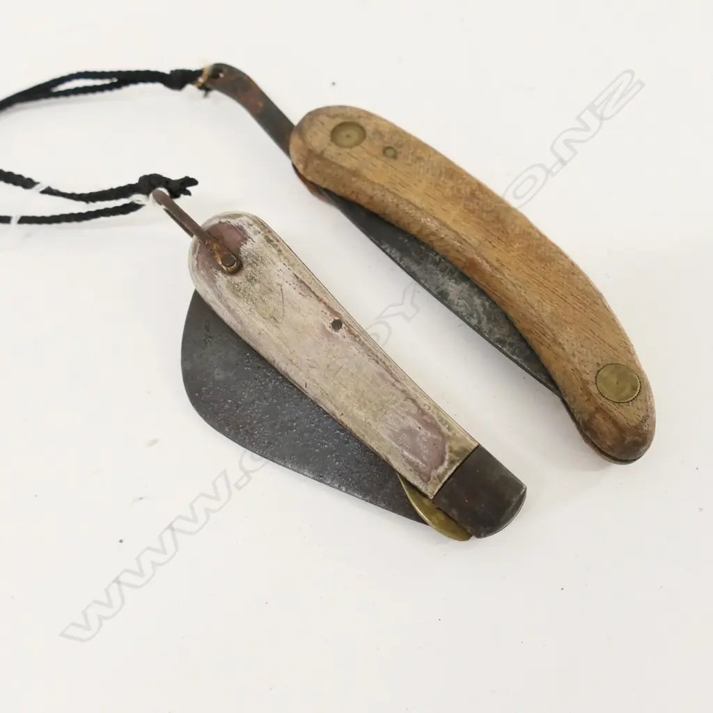 TWO VINTAGE KNIVES Image 1++